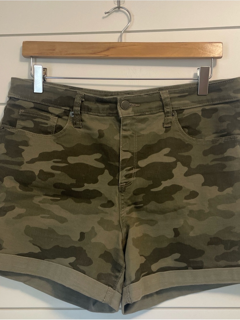 Women’s Camo Roll-Hem Shorts - Olive Green High Rise Midi